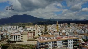 Achter hoogbouw ligt oude kern en bergen