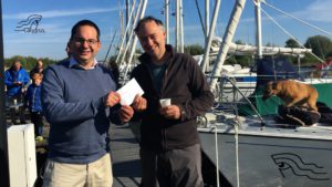 gezant Steven overhandigt enveloppe met queeste