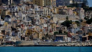 Sciacca is tegen een heuvel aan gebouwd