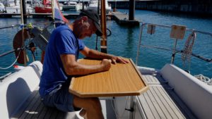 Een beetje schipper slaat een tafel doormidden